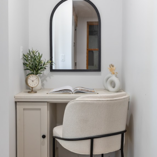 Vanity Nook in Walk-in
